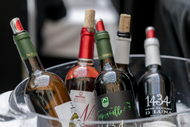 Archivo - Algunas de las botellas de vino