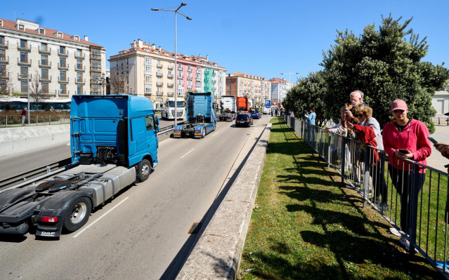 Archivo - Varios personas observan a los camiones en una marcha convocada desde el polígono de Raos hasta el Centro Botín, el pasado mes de marzo