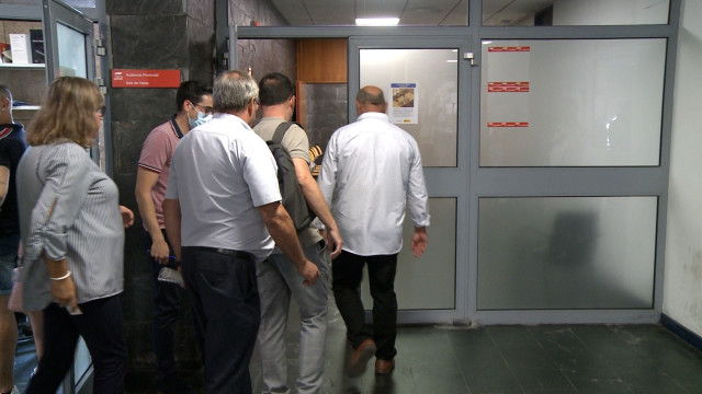 Archivo - Alcaldes de la comarca de Valle del Jerte entrando a la sala donde se ha celebrado la vista sobre los vertidos ilegales de cerezas
