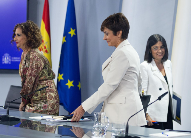(I-D) La ministra de Hacienda, María Jesús Montero; la ministra de Sanidad, Carolina Darias, y la ministra de Política Territorial y Portavoz del Gobierno, Isabel Rodríguez, a su llegada a una rueda de prensa posterior al Consejo de Ministros, en el Palac