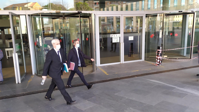 Archivo - El exgerente de CDC Germà Gordó (i) sale de la Ciutat de la Justícia de Barcelona con su abogado tras declarar por el presunto blanqueo en el partido.