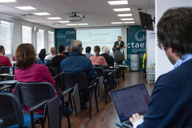Fernández Vara. En el Centro Tecnológico Nacional Agroalimentario (CTAEX).