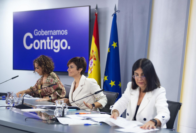 (I-D) La ministra de Hacienda, María Jesús Montero; la ministra de Política Territorial y portavoz, Isabel Rodríguez, y la ministra de Sanidad, Carolina Darias, tras el Consejo de Ministros, en el Palacio de la Moncloa, a 8 de noviembre de 2022