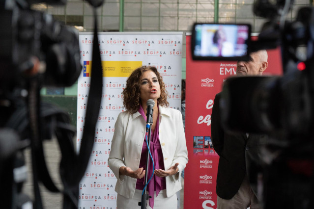 La ministra de Hacienda y Función Pública María Jesús Montero atiende a los medios, a 4 de noviembre de 2022 en Sevilla, (Andalucía, España).