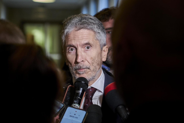 El ministro del Interior, Fernando Grande-Marlaska, atiende a los medios antes de comparecer a puerta cerrada en el Congreso
