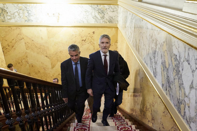 El ministro del Interior, Fernando Grande-Marlaska (d), a su llegada para comparecer a puerta cerrada en el Congreso
