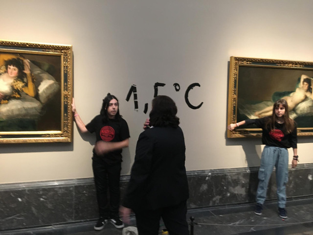 Activistas ecologistas se pegan al marco de 'La maja desnuda' y 'La maja vestida' de Francisco de Goya, en el Museo Nacional del Prado en Madrid, a 5 de noviembre de 2022, Madrid.