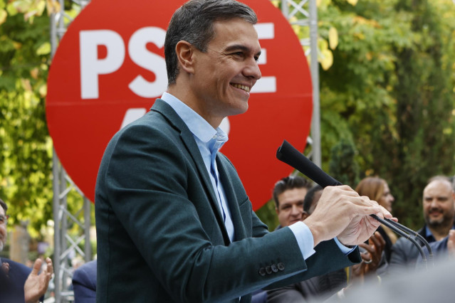 El presidente del Gobierno y secretario general del PSOE, Pedro Sánchez, interviene en un acto público en Espacio Cultural la Alameda, a 22 de octubre, en Soria, Castilla y León, (España). Este evento se enmarca dentro de la campaña 'El Gobierno de la Gen