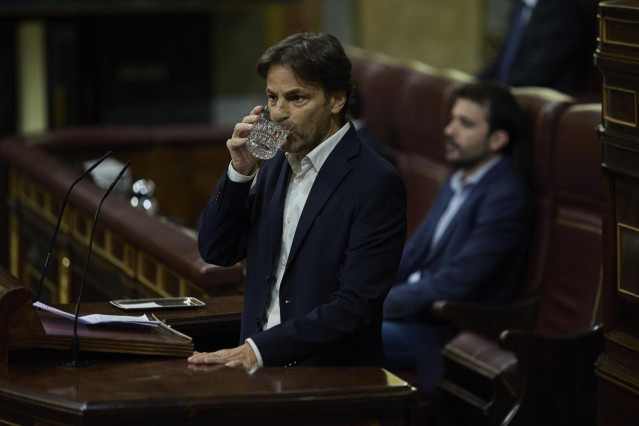 El presidente del grupo parlamentario de Unidas Podemos y En Comú Podem en el Congreso, Jaume Asens, interviene durante una sesión plenaria en el Congreso de los Diputados, a 27 de octubre de 2022, en Madrid (España).