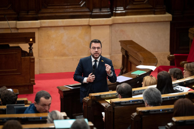 El presidente de la Generalitat, Pere Aragonès, interviene durante una sesión de control del Govern en el Pleno del Parlament, a 9 de noviembre de 2022, en Barcelona, Cataluña (España). Aragonès y los consellers afrontan la sesión de control, en la que lo