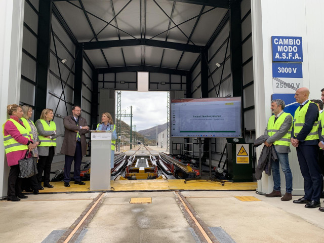 La ministra de Transportes, Movilidad y Agenda Urbana, Raquel Sánchez, interviene durante su visita a la Variante de Pajares a bordo de un tren, a 9 de noviembre de 2022, en Campomanes, Asturias (España). Durante el trayecto en tren, Raquel Sánchez recorr