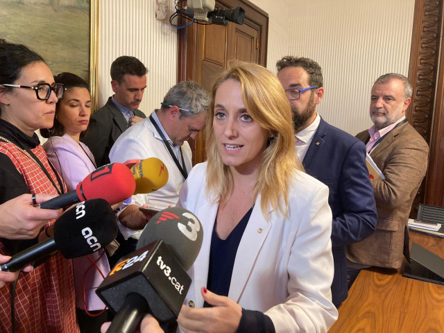 La consellera de Economía y Hacienda de la Generalitat, Natàlia Mas, junto al conseller de Territorio, Juli Fernàndez, en el Parlament este miércoles