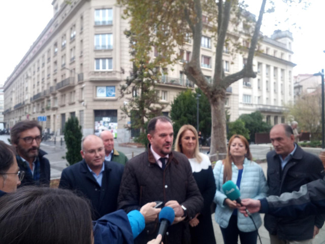 Tellado, junto al presidente del PP Vasco, Carlos Iturgaiz, en su visita de este miércoles a Vitoria-Gasteiz