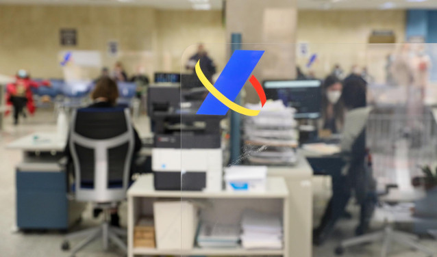 Archivo - Varios empleados trabajan en una oficina de la Agencia Tributaria un día antes de que dé comienzo el inicio por internet de la Campaña de la Renta 2021, en una oficina de la Agencia Tributaria, a 5 de abril de 2022, en Madrid (España). La Campañ