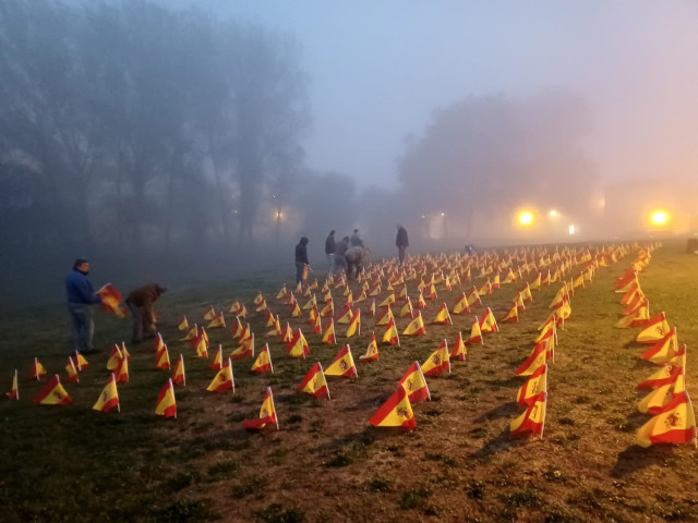 Vox coloca 375 banderas españolas para recordar los crímenes de ETA sin resolver ante la basílica de San Andrés y San Prudencia de Armentia (Vitoria) con motivo del Día de la Memoria