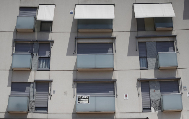 Archivo - Cartel de 'se vende' en el balcón de un piso de un edificio de Madrid, en una imagen de archiva.
