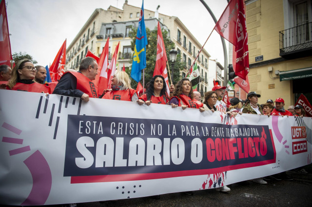 Un grupo de personas durante una movilización convocada por CCOO y UGT el pasado 3 de noviembre para pedir subidas salariales a CEOE