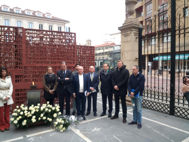 Iturgaiz ha presidido este jueves un acto de PP+Cs en memoria de las víctimas celebrado frente a la escultura 'Gauerdiko Iparrorratza-Brújula de Medianoche'