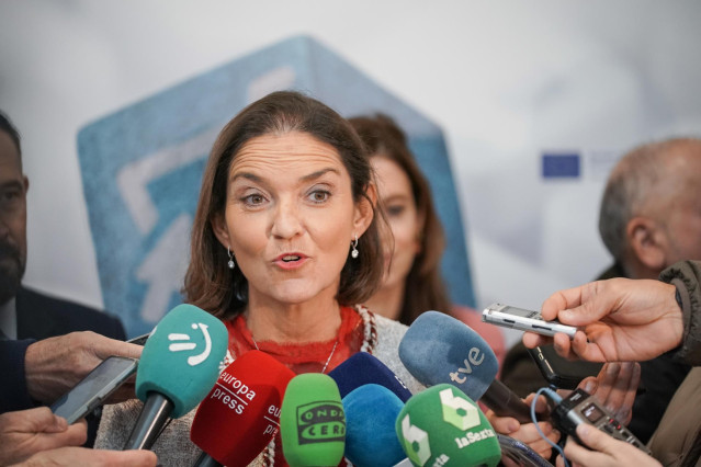 La ministra de Industria, Comercio y Turismo, Reyes Maroto, ofrece declaraciones a los medios en el Congreso Urban Commerce 2022, en el Palacio de Congresos Europa de Vitoria, a 10 de noviembre de 2022, en Vitoria-Gasteiz