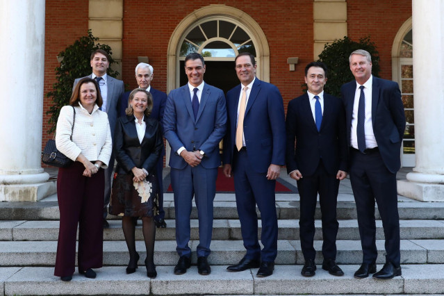 El prsidente del Gobierno de España, Pedro Sánchez (1i), junto al consejero delegado de Cisco, Chuck Robbins (1d), junto a la vicepresidenta primera y ministra de Asuntos Económicos, Nadia Calviño (2i), entre otros, en el Palacio de la Moncloa