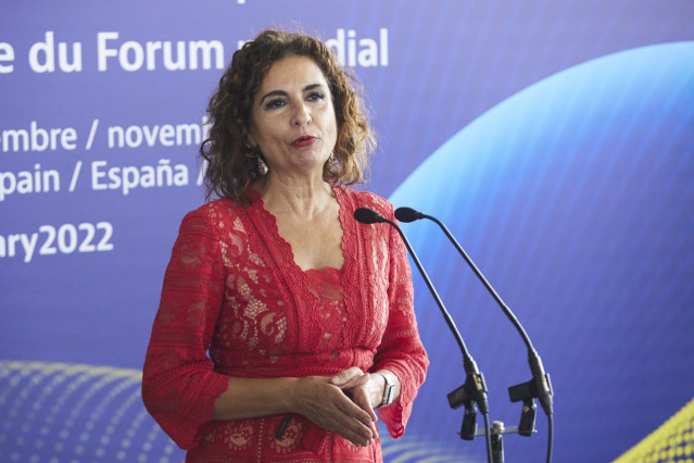 La ministra de Hacienda y Función Pública, María Jesús Montero, atiende a los medios de comunicación durante la inauguración del Foro Global sobre Transparencia e Intercambio de Información con Fines Fiscales de la OCDE, a 9 de noviembre de 2022
