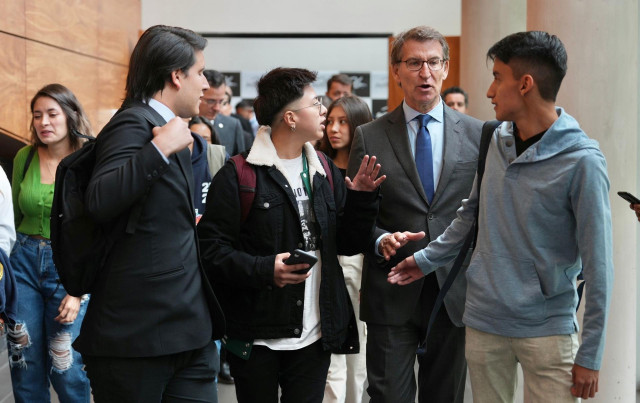 El líder del PP, Alberto Núñez Feijóo, conversa con alumnos Quito (Ecuador).