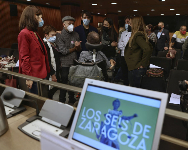 Archivo - La coportavoz de Podemos, Isa Serra (i) y el portavoz de Unidas Podemos, Pablo Echenique (d) junto a familiares de los seis de Zaragoza, en las jornadas sobre su caso en el Congreso de los Diputados, a 15 de diciembre de 2021, en Madrid (España)