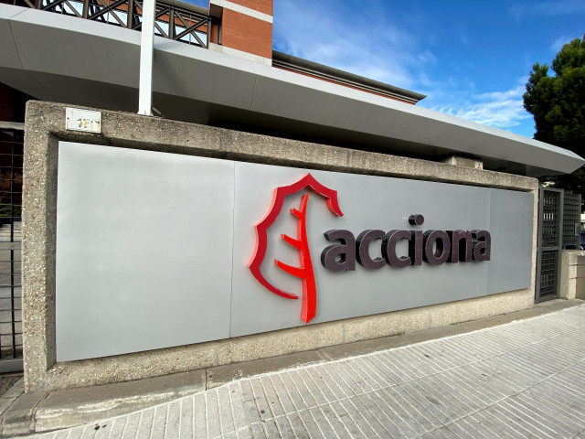 Archivo - Logotipo de Acciona en la entrada de su sede en Madrid.