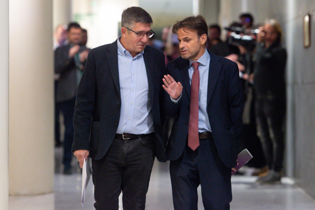 El portavoz del PSOE en el Congreso, Patxi López (i), y el presidente del grupo parlamentario de Unidas Podemos en el Congreso, Jaume Asens (d), conversan a su llegada al registro de la Disposición, en el Congreso de los Diputados, a 11 de noviembre de 20