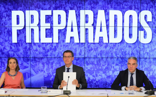 Archivo - La portavoz del PP, Cuca Gamarra; el presidente del PP, Alberto Núñez Feijóo  y el coordinador General del PP, Elías Bendodo, durante la reunión del Comité Ejecutivo del Partido Popular, en la sede de Génova, a 26 de julio de 2022, en Madrid (Es