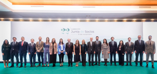 Los nuevos socios de Garrigues junto a Fernando Vives (presidente ejecutivo) y Javier Ybáñez (senior partner), en la Junta de Socios de la firma celebrada en Madrid