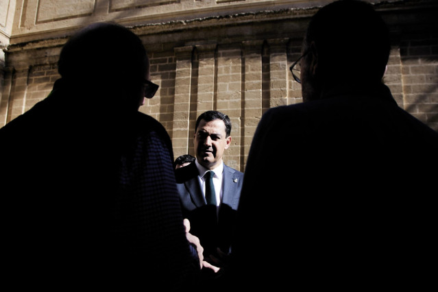 El presidente de la Junta de Andalucía, Juanma Moreno, durante la segunda jornada del Pleno del Parlamento andaluz en el Parlamento de Andalucía, a 10 de noviembre de 2022 en Sevilla (Andalucía, España)