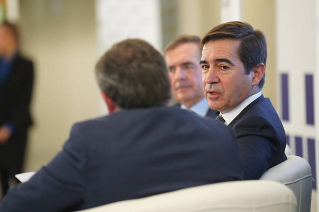 El presidente de BBVA, Carlos Torres Vila, y el presidente de Deusto Business Alumni, Agustín Garmendia, en un encuentro empresarial en la biblioteca de Deusto, a 11 de noviembre de 2022, en Bilbao, País Vasco (España).