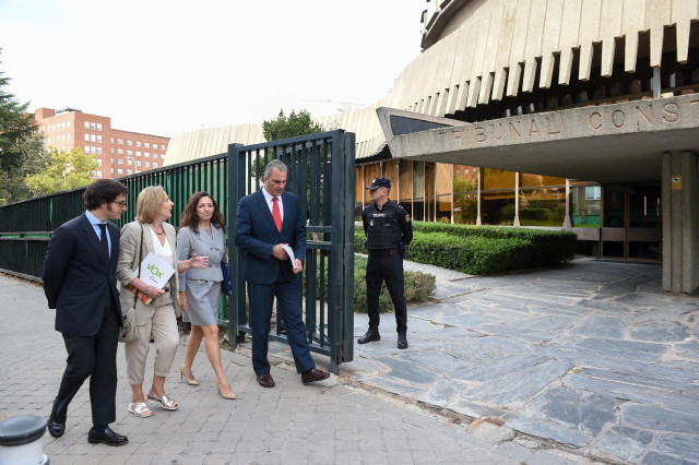 El secretario general del GP Vox, José María Figaredo (1i); la vicesecretaria jurídica del partido, Marta Castro (3i), y el vicepresidente de Vox, Javier Ortega Smith (4i), ante el Tribunal Constitucional