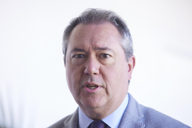 El secretario general del PSOE de Andalucía y Portavoz del Grupo Parlamentario Socialista, Juan Espadas, atiende a los medios de comunicación tras la reunión de control mensual por parte del gobierno de Andalucía con los portavoces de los grupos parlament