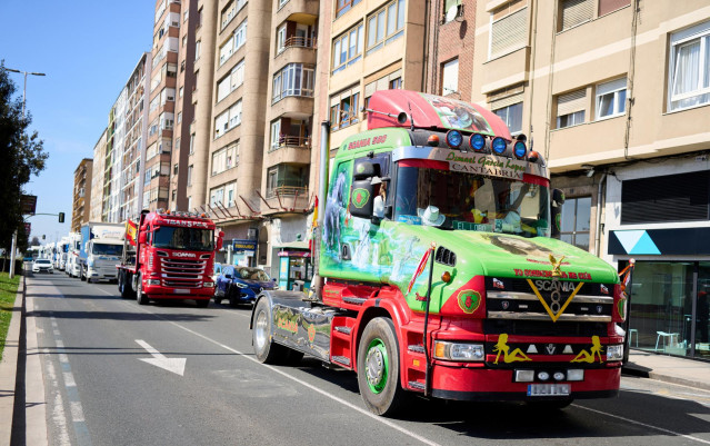 Archivo - Varios camiones participan en una marcha convocada desde el polígono de Raos hasta el Centro Botín, el pasado mes de marzo