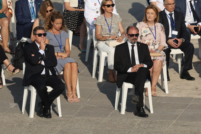 Archivo - El presidente de la Junta de Comunidades de Castilla-La Mancha, Emiliano García-Page (i), y el presidente del Gobierno de Aragón, Javier Lambán (d), en el tercer homenaje de Estado a las víctimas de la pandemia del coronavirus, en la Plaza de la