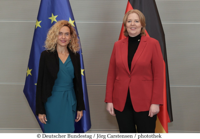 La presidenta del Congreso, Meritxell Batet, con la presidenta del Bundestag, Bärbel Bas.