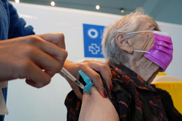 Archivo - Más del 60% de las personas mayores de 80 años cuenta ya con segunda dosis de recuerdo frente a la COVID-19