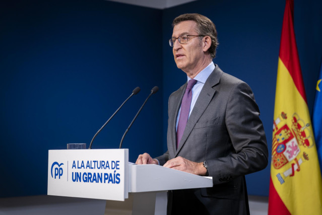 El presidente del Partido Popular (PP), Alberto Núñez Feijóo, comparece para realizar una declaración institucional ante los medios por el anuncio del Gobierno de la derogación del delito de sedición del Código Penal, en la sede del PP en la calle Génova,