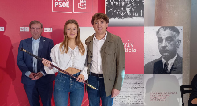 El secretario de Estado de Memoria, Fernando Martínez, y el líder del PSE-EE, Eneko Andueza, en un acto por la Memoria en Bilbao