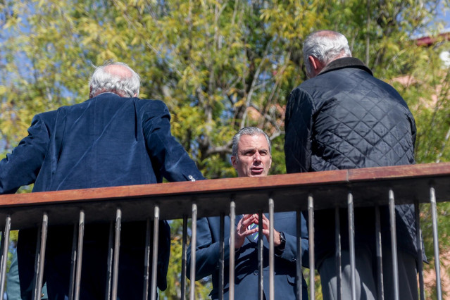 El diputado de Vox Javier Ortega Smith (c) conversa a su llegada a la inauguración de la escultura homenaje a las víctimas de accidentes de circulación en Madrid Río, a 11 de noviembre de 2022, en Madrid.