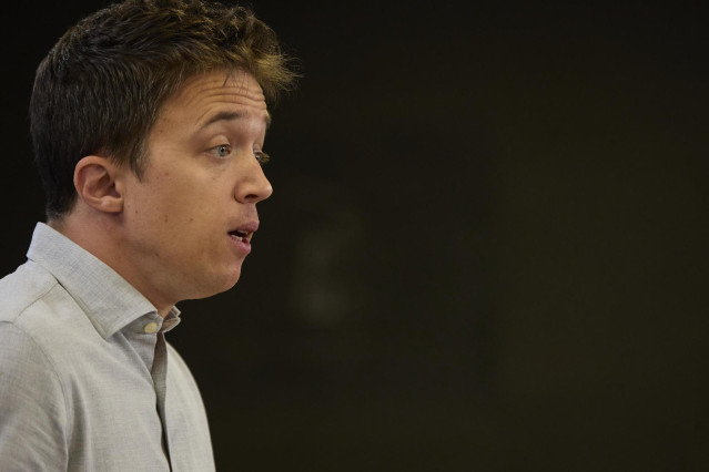 Archivo - El portavoz de Más País en el Congreso, Íñigo Errejón, interviene en una rueda de prensa previa a una Junta de Portavoces, en el Congreso de los Diputados, a 24 de mayo de 2022, en Madrid (España).
