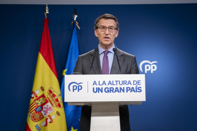 El presidente del Partido Popular (PP), Alberto Núñez Feijóo, comparece para realizar una declaración institucional ante los medios por el anuncio del Gobierno de la derogación del delito de sedición del Código Penal, en la sede del PP en la calle Génova,
