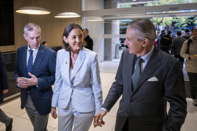 (I-D) El director de Europa Press, Javier García Vila; la ministra de Industria, Comercio y Turismo, Reyes Maroto y el presidente de Europa Press, Asís Martín de Cabiedes, a su llegada a la I Jornada de Turismo de Europa Press, a 14 de noviembre de 2022,