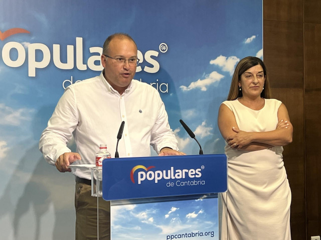 Archivo - El vicesecretario de Organización Territorial del PP, Miguel Tellado, con la líder del PP de Cantabria, María José Sáenz de Buruaga