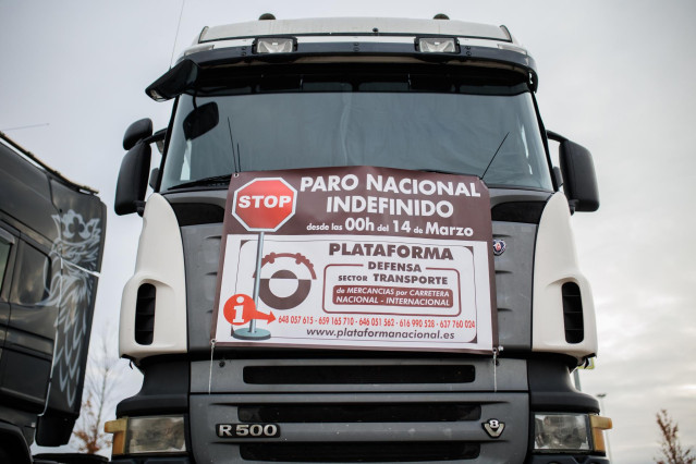 Una cabeza tractora con un cartel en el que se lee: 'Paro Nacional Indefinido', estacionada en las estacionadas en las inmediaciones del estadio Wanda Metropolitano, en Madrid