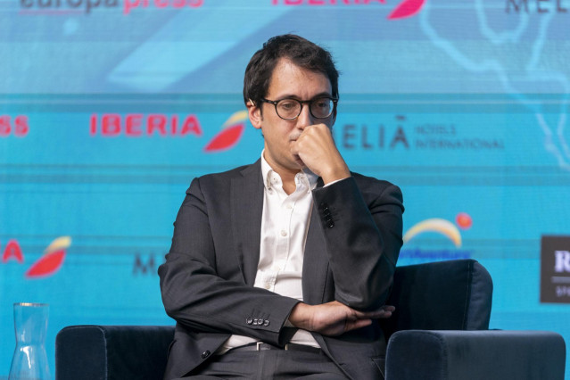 El consejero de Modelo Económico, Turismo y Trabajo del Govern de las Islas Baleares, Iago Negueruela, participa en una mesa durante la I Jornada de Turismo de Europa Press, a 14 de noviembre de 2022, en Madrid (España).