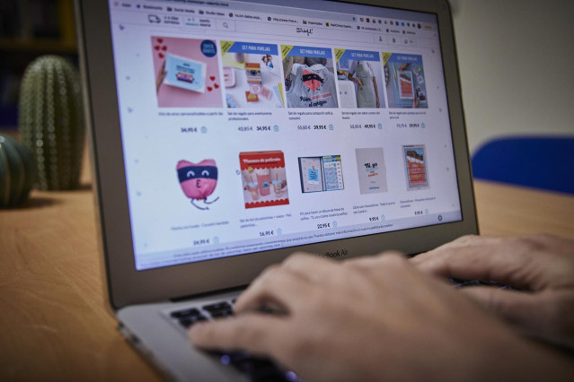 Archivo - Un internauta compra por regalos a través de Internet.