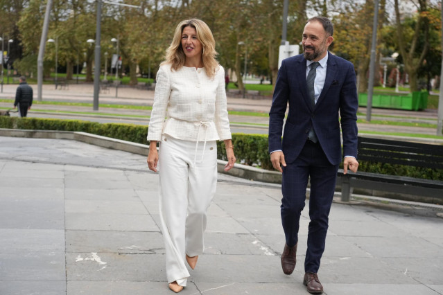 La vicepresidenta egunda y inistra de Trabajo y Economía Social, Yolanda Díaz, y el delegado del Gobierno en el País Vasco, Denis Itxaso, este lunes en Bilbao.